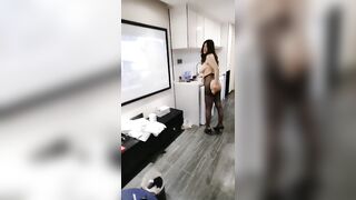 猥琐男无套啪啪大战卷发巨乳36D美少妇