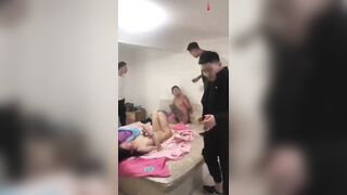 校园霸凌女生下跪口交强奸